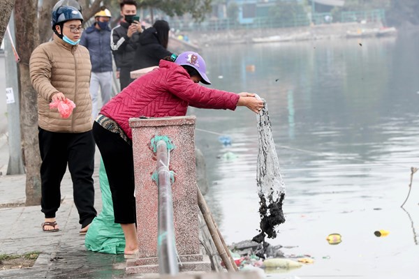 Ha Noi: Nhung hinh anh chua dep trong ngay ong Cong, ong Tao - Anh 2