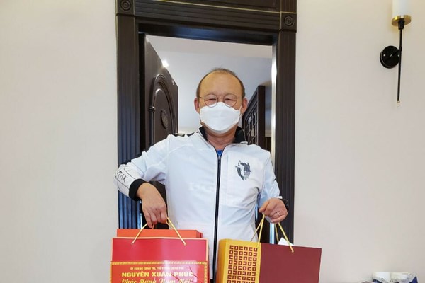 Thủ tướng gửi quà Tết cho HLV Park Hang-seo - Anh 1