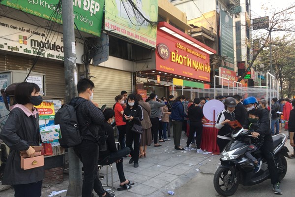 Hà Nội: Tiệm vàng đông khách ngày Vía Thần tài, nỗi lo phòng chống dịch - Anh 2