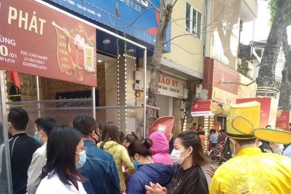 Hà Nội: Tiệm vàng đông khách ngày Vía Thần tài, nỗi lo phòng chống dịch - Anh 4