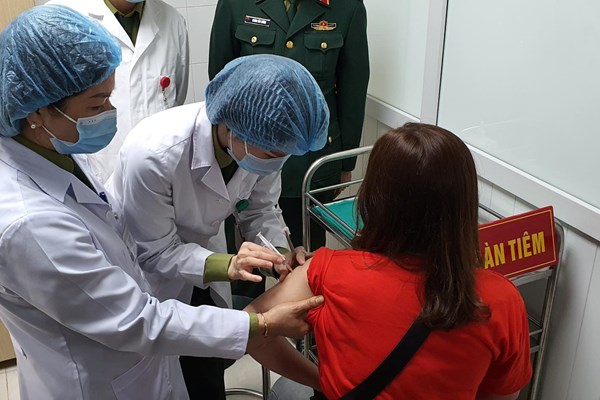 Phó Thủ tướng Vũ Đức Đam động viên tình nguyện viên tiêm vắcxin giai đoạn 2 - Anh 2