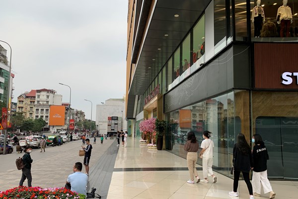Hà Nội: Trung tâm thương mại, rạp chiếu phim vẫn vắng khách do ảnh hưởng của dịch Covid-19 - Anh 2