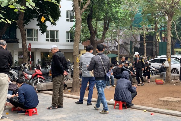 Hà Nội: Bất chấp lệnh cấm, hàng quán vỉa hè 