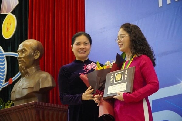 Nữ giảng viên ĐH Y Hà Nội được trao giải thưởng Kovalevskaia - Anh 1