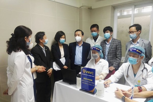 30 cán bộ, nhân viên y tế đầu tiên của Hà Nội được tiêm vắc xin Covid-19 - Anh 1