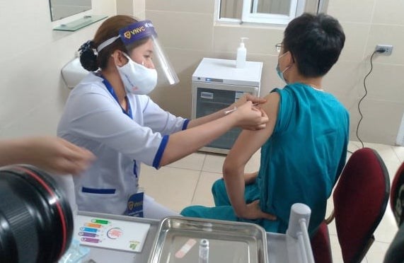 30 cán bộ, nhân viên y tế đầu tiên của Hà Nội được tiêm vắc xin Covid-19 - Anh 2