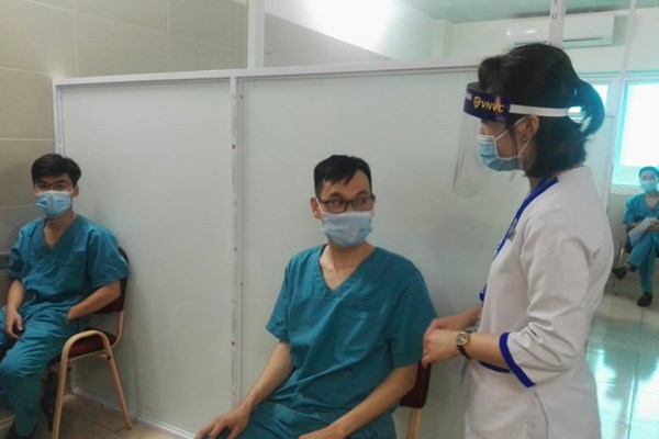 30 cán bộ, nhân viên y tế đầu tiên của Hà Nội được tiêm vắc xin Covid-19 - Anh 3