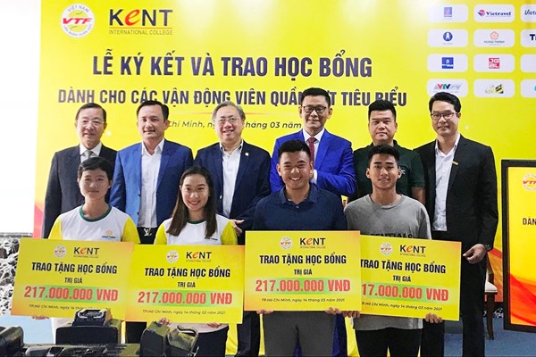 “Tiếp sức” tương lai cho các tay vợt Việt Nam - Anh 2
