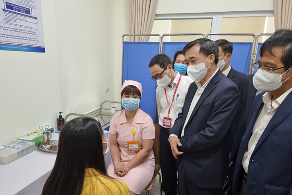 6 tình nguyện viên đầu tiên được tiêm thử nghiệm vắcxin “Made in Việt Nam” thứ hai - Anh 1
