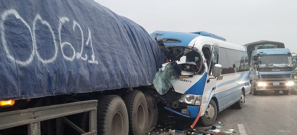Tai nạn xe khách chở người đi lễ chùa, hơn 20 người thương vong - Anh 1
