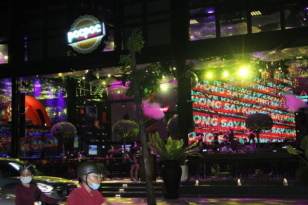 TP.HCM cho phép các cơ sở kinh doanh vũ trường, quán bar, karaoke hoạt động trở lại - Anh 1