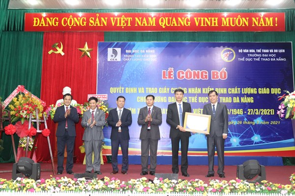 Trường Đại học TDTT Đà Nẵng đón nhận Giấy chứng nhận kiểm định chất lượng giáo dục - Anh 3