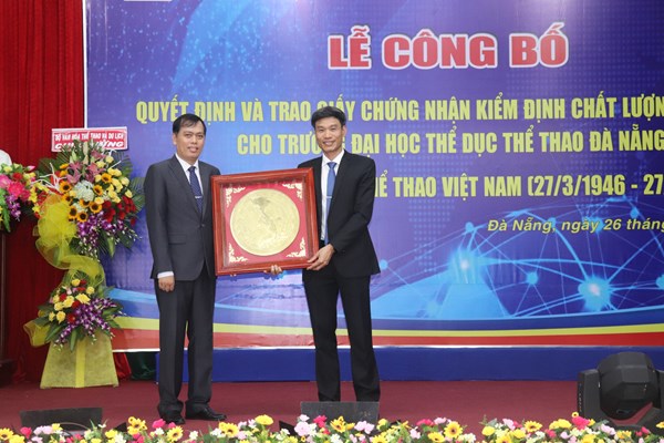 Trường Đại học TDTT Đà Nẵng đón nhận Giấy chứng nhận kiểm định chất lượng giáo dục - Anh 2