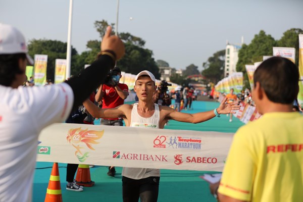 Hoàng Nguyên Thanh bảo vệ thành công chức vô địch Giải Tiền Phong Marathon - Anh 3