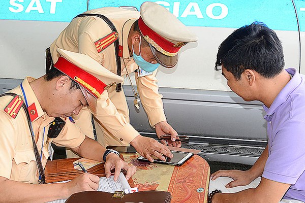 Nam Định: Xử phạt trên 7.000 trường hợp vi phạm trật tự an toàn giao thông - Anh 1
