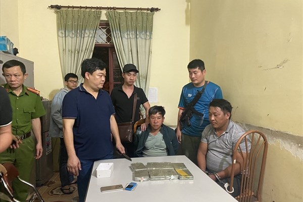 Bắt quả tang 2 đối tượng vận chuyển 8 bánh heroin ở Sơn La - Anh 1