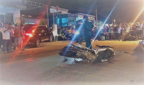Quảng Nam: Ô tô tông 4 xe máy, 7 người thương vong - Anh 1