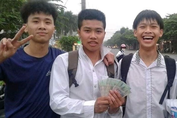 Thái Bình: Tuyên dương nhóm nam sinh trả lại 50 triệu nhặt được bên đường - Anh 1