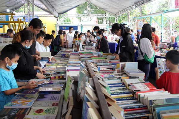 Gần 1.500 tựa sách được giới thiệu tại tuần lễ Ngày Sách Việt Nam lần thứ 8 - Anh 2