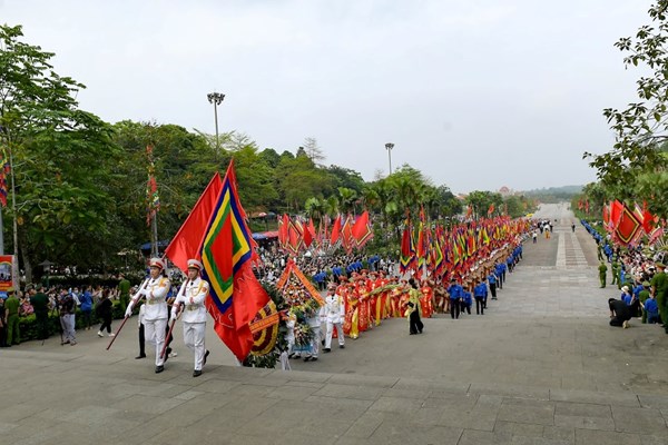Chủ tịch nước Nguyễn Xuân Phúc dâng hương tưởng niệm các Vua Hùng - Anh 2