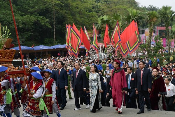 Chủ tịch nước Nguyễn Xuân Phúc dâng hương tưởng niệm các Vua Hùng - Anh 1
