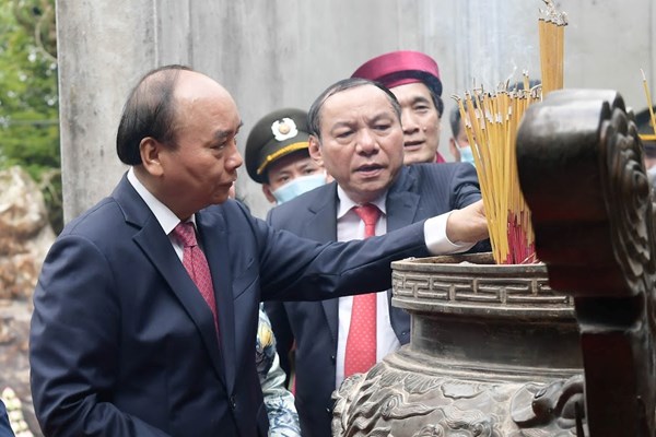 Chủ tịch nước Nguyễn Xuân Phúc dâng hương tưởng niệm các Vua Hùng - Anh 8