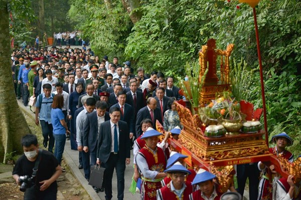 Chủ tịch nước Nguyễn Xuân Phúc dâng hương tưởng niệm các Vua Hùng - Anh 3
