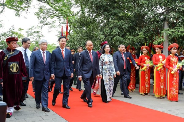 Chủ tịch nước Nguyễn Xuân Phúc dâng hương tưởng niệm các Vua Hùng - Anh 4
