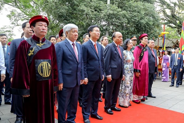 Chủ tịch nước Nguyễn Xuân Phúc dâng hương tưởng niệm các Vua Hùng - Anh 5