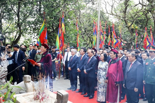 Chủ tịch nước Nguyễn Xuân Phúc dâng hương tưởng niệm các Vua Hùng - Anh 6