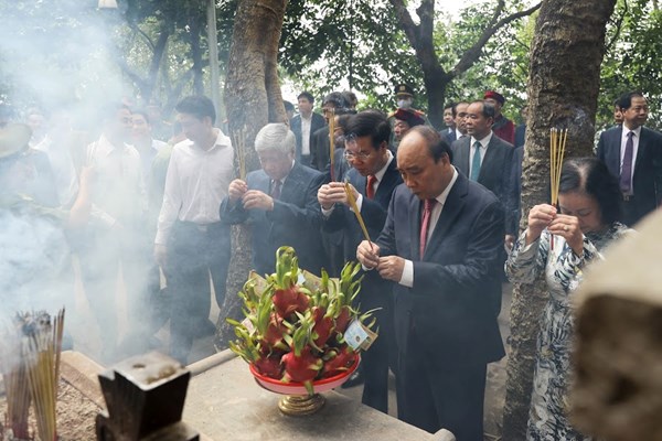 Chủ tịch nước Nguyễn Xuân Phúc dâng hương tưởng niệm các Vua Hùng - Anh 7