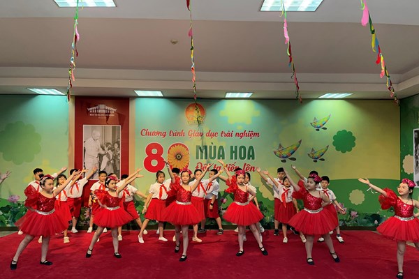 Sôi động chương trình giáo dục trải nghiệm tại Bảo tàng Hồ Chí Minh - Anh 1