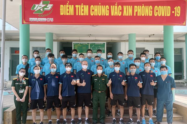 Tuyển Futsal Việt Nam được tiêm vắcxin phòng Covid-19, chuẩn bị tranh vé World Cup - Anh 2