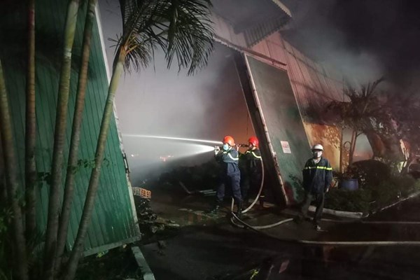 TT-Huế:  Cháy lớn ở KCN Phú Bài, điều động hơn 10 xe chữa cháy dập lửa - Anh 2