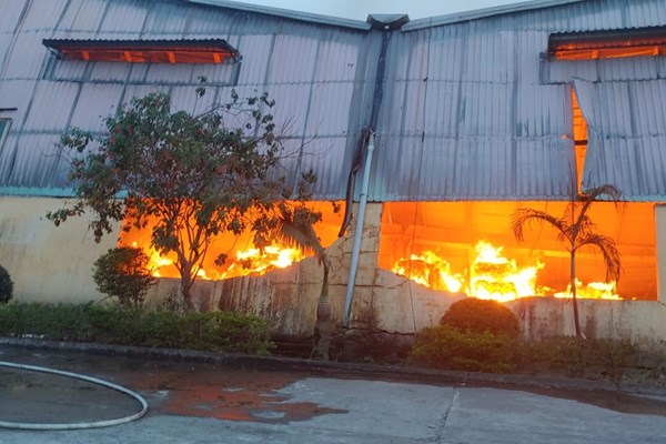TT-Huế:  Cháy lớn ở KCN Phú Bài, điều động hơn 10 xe chữa cháy dập lửa - Anh 1