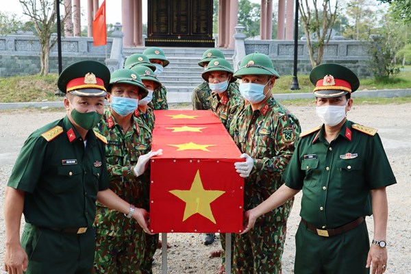 TT-Huế: Đón nhận 14 hài cốt liệt sĩ hy sinh tại Lào về nước - Anh 1