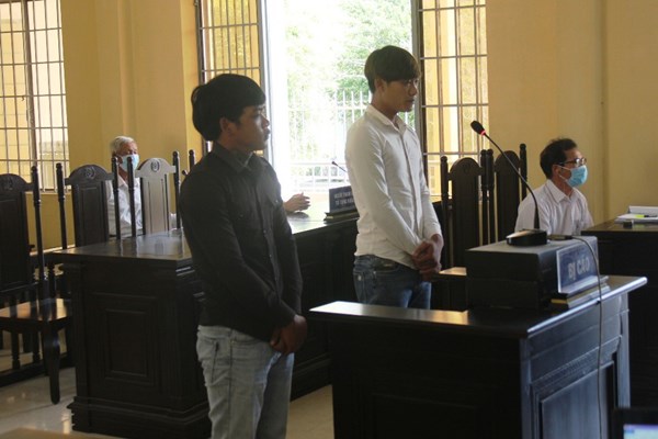 Phiên tòa xét xử vụ đập phá xe chở phóng viên Văn hóa tác nghiệp tại Khánh Hòa: Tuyên phạt các đối tượng 15 tháng tù giam - Anh 1
