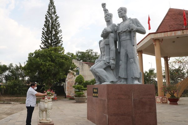 Bộ trưởng Bộ VHTTDL Nguyễn Văn Hùng dâng hương tại Di tích lịch sử quốc gia Ngục Kon Tum - Anh 1