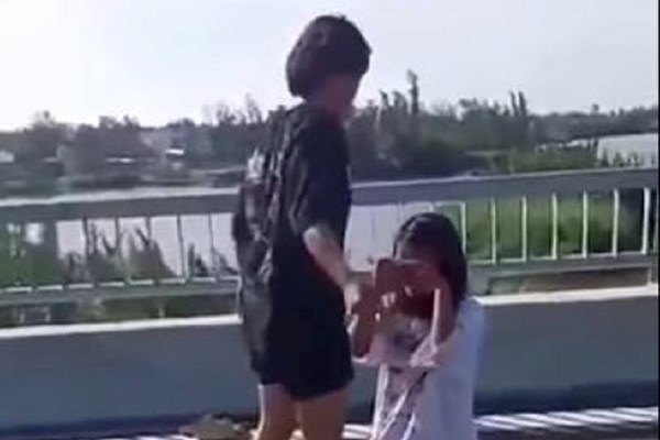 Quảng Nam: Nữ sinh lớp 7 bị đánh, lột đồ trên cầu - Anh 1