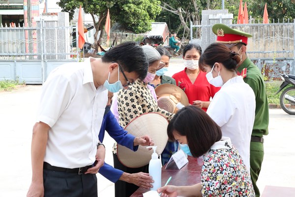 Bộ trưởng Bộ VHTTDL Nguyễn Văn Hùng tiếp xúc cử tri huyện Sa Thầy (Kon Tum) - Anh 11