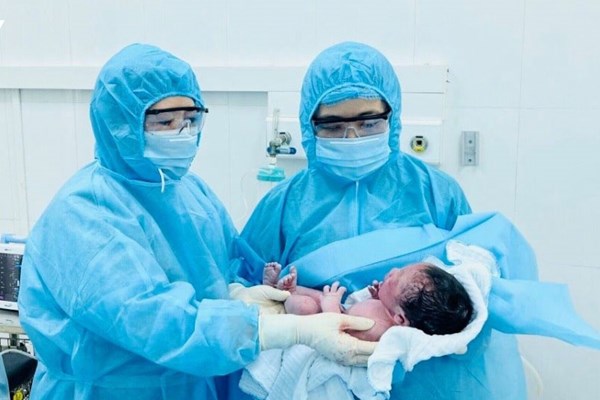 Một thai phụ là F2 sinh con an toàn trong khu cách ly ở Lào Cai - Anh 1