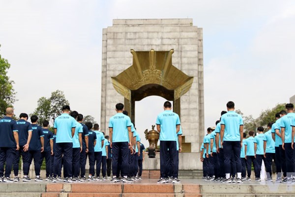 Đội tuyển quốc gia dâng hương tưởng niệm các Anh hùng liệt sĩ - Anh 2