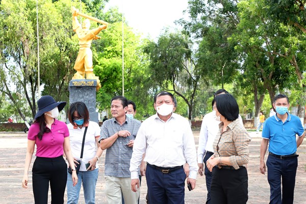 Bộ trưởng Nguyễn Văn Hùng thị sát một số di tích lịch sử ở Gia Lai - Anh 1