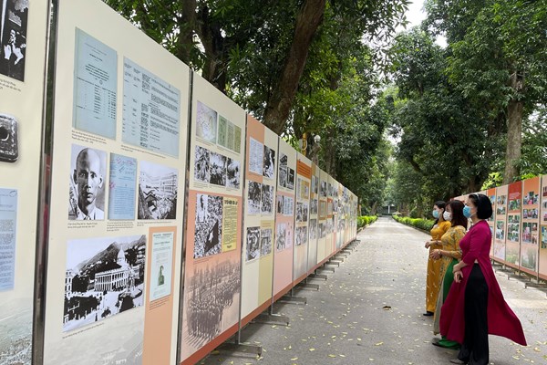 Trưng bày “Học tập và làm theo tư tưởng, đạo đức, phong cách Hồ Chí Minh”: Hơn 300 hình ảnh, tài liệu giá trị - Anh 1