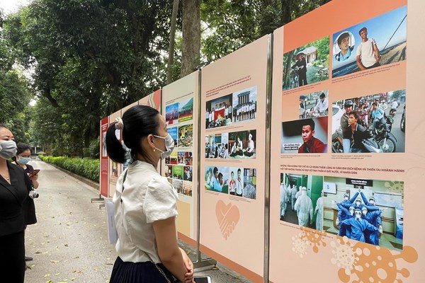 Trưng bày “Học tập và làm theo tư tưởng, đạo đức, phong cách Hồ Chí Minh”: Hơn 300 hình ảnh, tài liệu giá trị - Anh 2