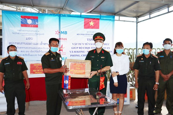 TT-Huế: Tặng nhu yếu phẩm và vật tư y tế phòng, chống dịch Covid-19 cho các địa phương của nước bạn Lào - Anh 1