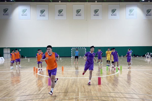 Tuyển Futsal Việt Nam tích cực chuẩn bị trước 2 trận đấu với Lebanon - Anh 1