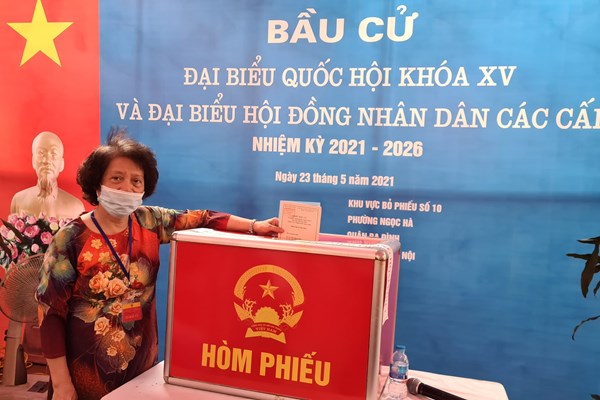 Phó Chủ tịch Quốc hội, Uỷ viên Hội đồng bầu cử quốc gia Nguyễn Khắc Định: Có một số tổ bầu cử đã hoàn thành 100% cử tri đi bầu cử - Anh 2