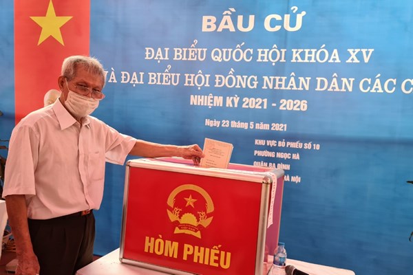 Phó Chủ tịch Quốc hội, Uỷ viên Hội đồng bầu cử quốc gia Nguyễn Khắc Định: Có một số tổ bầu cử đã hoàn thành 100% cử tri đi bầu cử - Anh 3