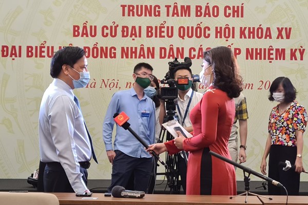 Phó Chủ tịch Quốc hội, Uỷ viên Hội đồng bầu cử quốc gia Nguyễn Khắc Định: Có một số tổ bầu cử đã hoàn thành 100% cử tri đi bầu cử - Anh 1